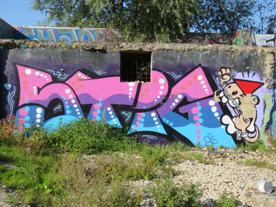 833766 Afbeelding van graffiti van een geketende Utrechtse kabouter (KBTR) en de tekst 'STIG', op een muur langs het ...